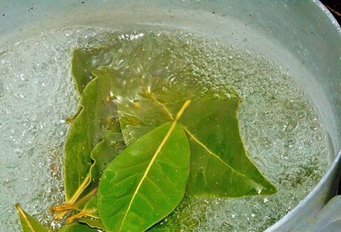 Відвар з лаврового листя для розслаблюючої ванни при проблемах з потенцією